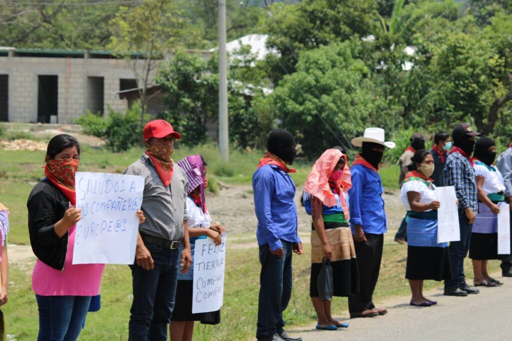 Viva el Ejército de Liberación Mundial!” Radio Zapatista